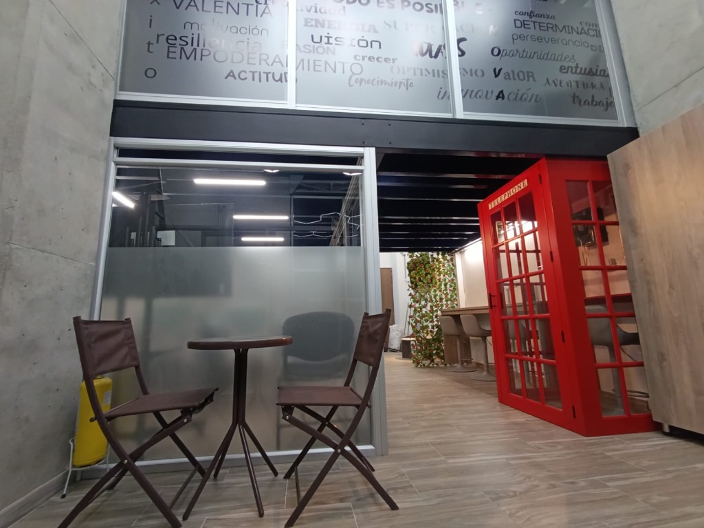 Zona común y cabina telefónica
